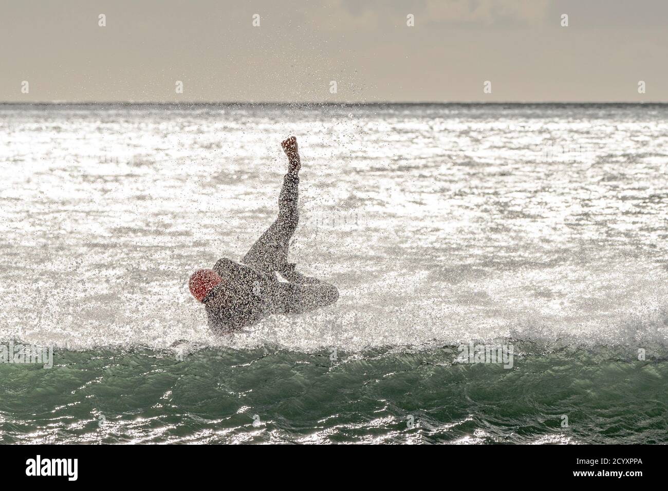 Garretstown, West Cork, Irland. Oktober 2020. Ein Windsurfer am Garretstown Beach macht das Beste aus den starken Winden, die durch Storm Alex verursacht werden. Aaran Young aus Kinsale verbrachte den Nachmittag Windsurfen, unter Ausnutzung der starken Winde. Quelle: AG News/Alamy Live News Stockfoto