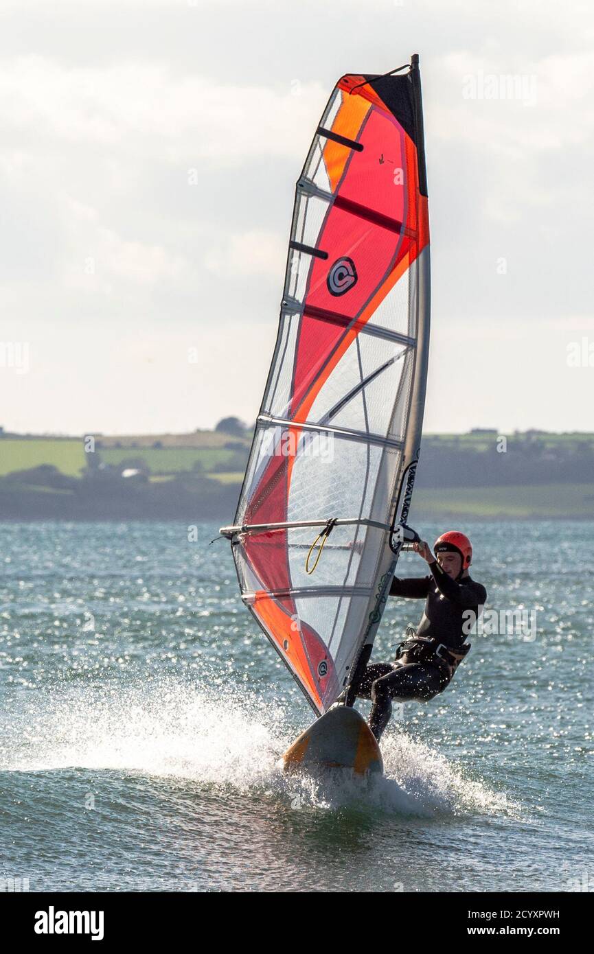 Garretstown, West Cork, Irland. Oktober 2020. Ein Windsurfer am Garretstown Beach macht das Beste aus den starken Winden, die durch Storm Alex verursacht werden. Aaran Young aus Kinsale verbrachte den Nachmittag Windsurfen, unter Ausnutzung der starken Winde. Quelle: AG News/Alamy Live News Stockfoto
