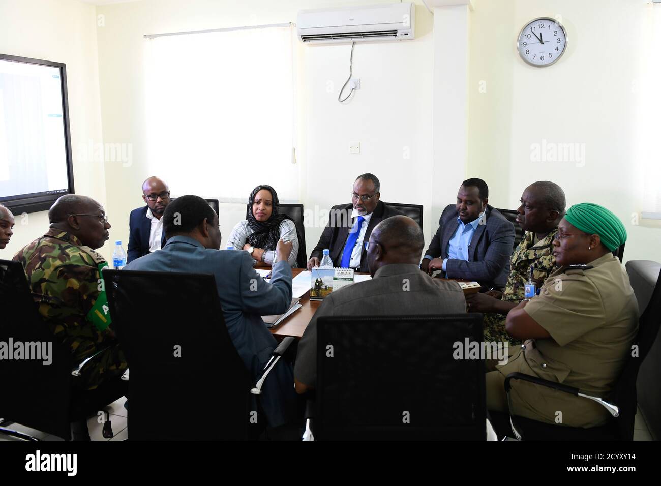 Am 2. Februar 2019 trafen sich Botschafter Francisco Madeira, der Sonderbeauftragte der Kommission der Afrikanischen Union für Somalia, und Simon Mulongo, der stellvertretende SRCC, mit Mohamed Abdi Waare, dem Präsidenten des Staates Hirshabelle, und anderen Beamten in Mogadischu, um politische und sicherheitspolitische Fragen in Somalia zu erörtern. Stockfoto