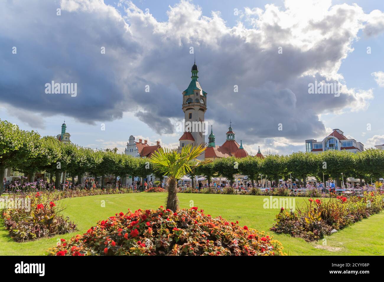 SOPOT, POLEN - 2017. AUGUST 25. Schöner grüner frischer Park und der alte Leuchtturm in Sopot Stockfoto