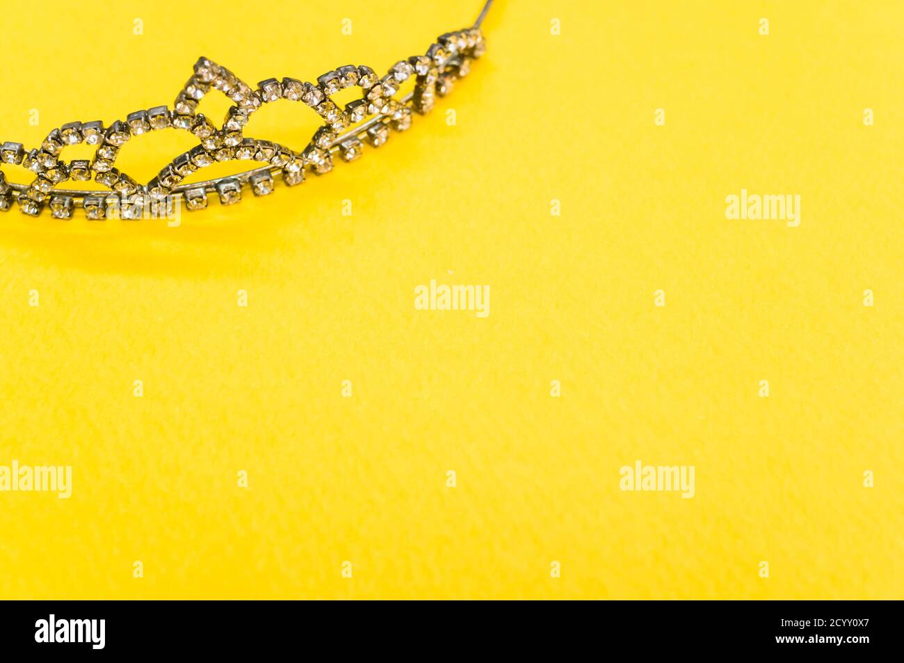 Elegante Krone auf gelbem Hintergrund mit einem leeren Raum für Ein Text Stockfoto