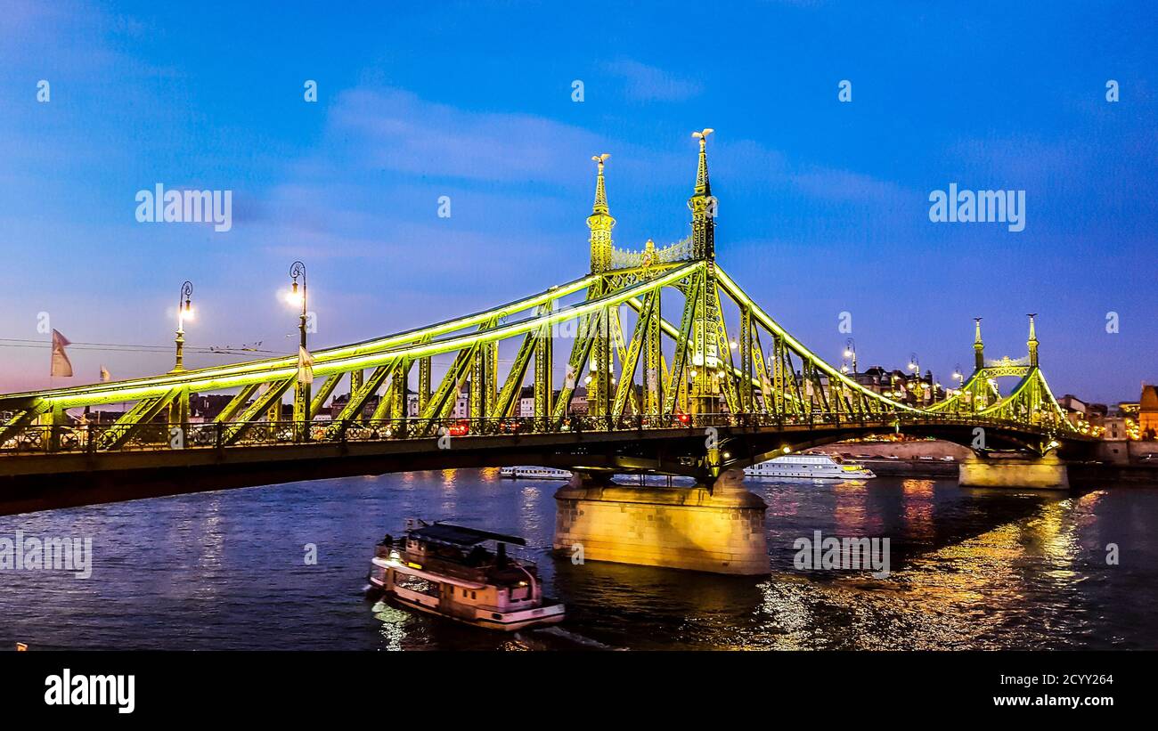 Szabadsag HID (Freiheitsbrücke oder Freiheitsbrücke) in Budapest, Ungarn verbindet Buda und Pest über die Donau. Stockfoto