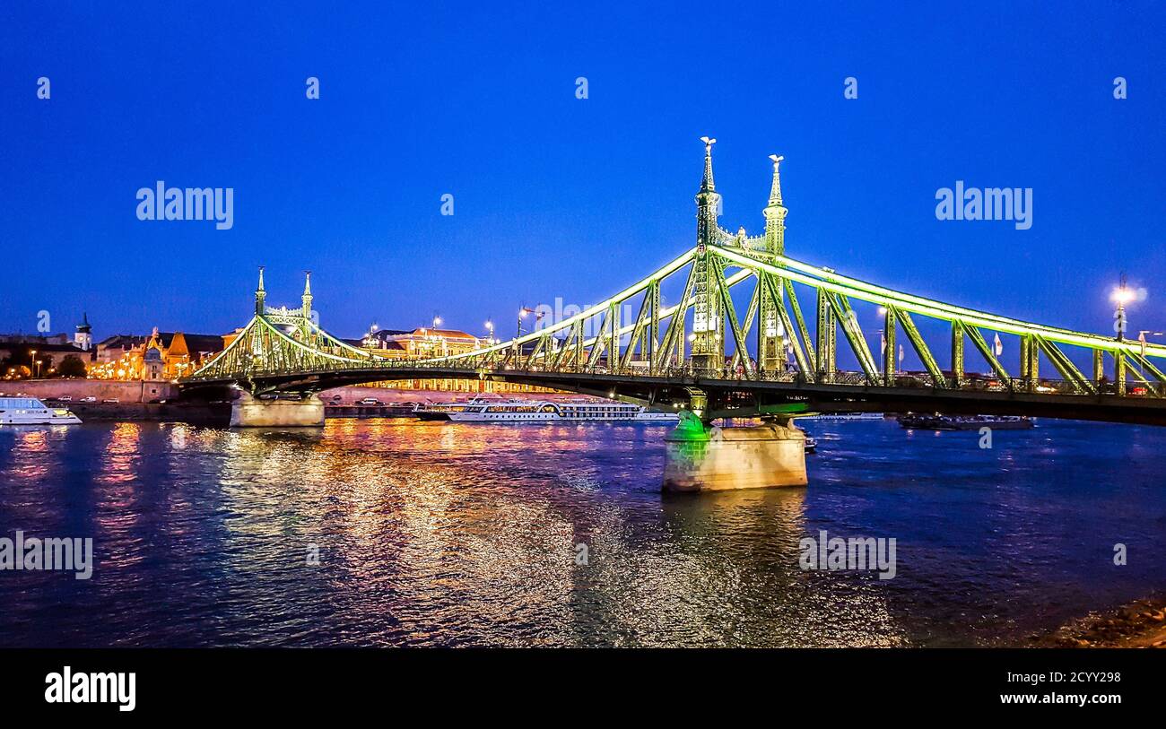 Szabadsag HID (Freiheitsbrücke oder Freiheitsbrücke) in Budapest, Ungarn verbindet Buda und Pest über die Donau. Stockfoto