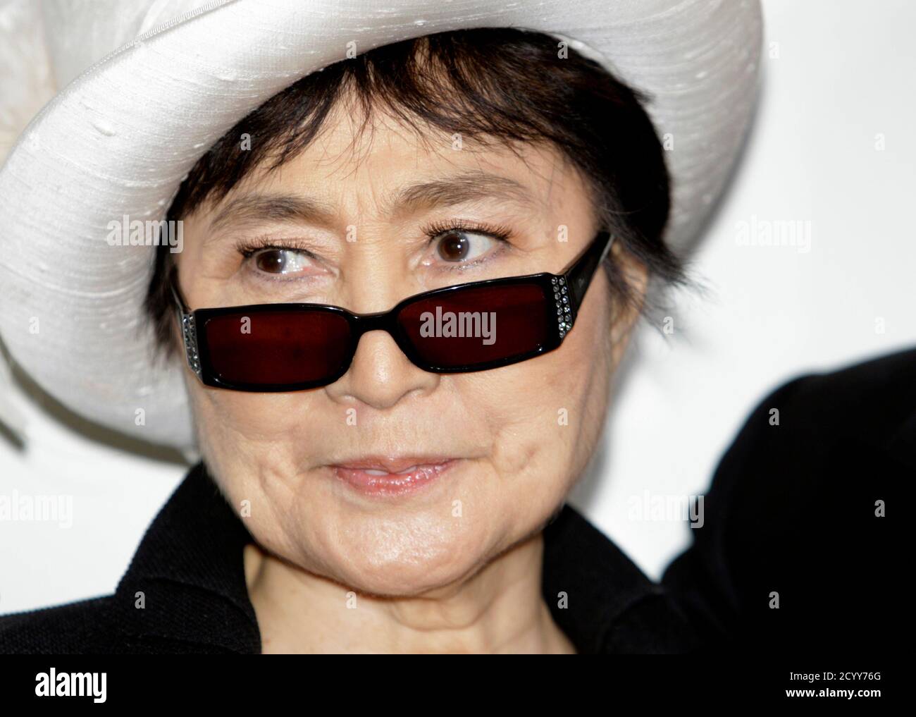Yoko Ono kommt für die fünfte-Jahr-Feier der "The Beatles LOVE von Cirque du Soleil" Show im Mirage Hotel and Casino in Las Vegas, Nevada 8. Juni 2011. REUTERS/Steve Marcus (Vereinigte Staaten - Tags: ENTERTAINMENT) Stockfoto