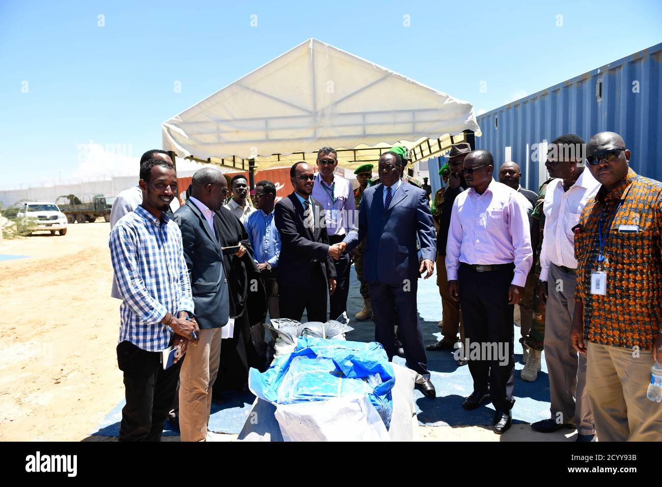Am 27. April 2019 übergab Botschafter Francisco Caetano Madeira, SRCC für Somalia, der somalischen Regierung in Mogadischu als Teil der fortgesetzten humanitären Hilfe Hilfsgüter. Stockfoto