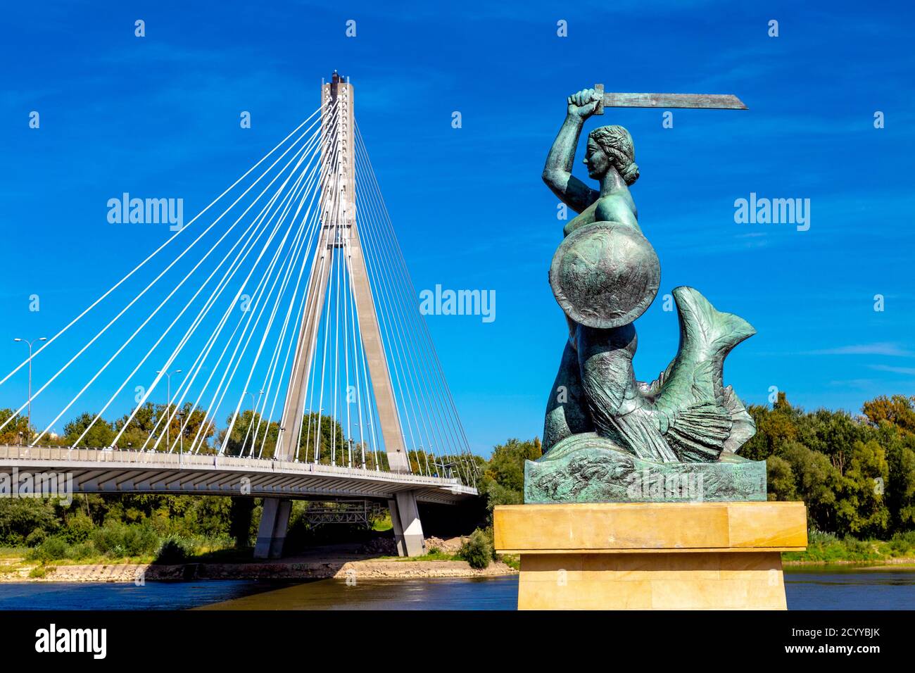 Warschauer Meerjungfrau-Skulptur, Symbol der Stadt von Ludwika Nitschowa an der Weichsel (Powisle), Świętokrzyski-Brücke im Hintergrund Warschau Polen Stockfoto