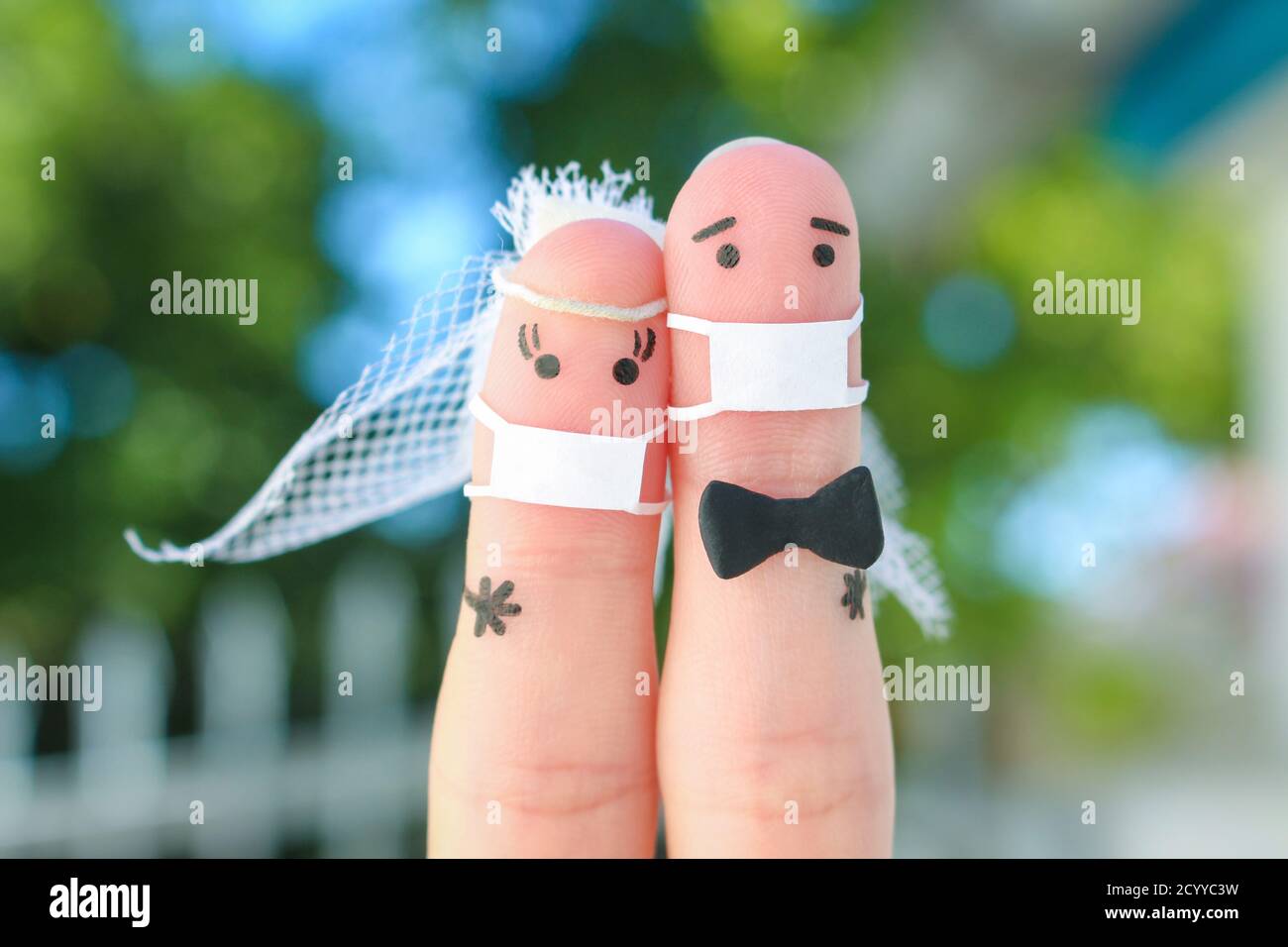 Finger Kunst des glücklichen Paares in medizinischer Maske von COVID-2019. Konzept der Hochzeitszeremonie. Stockfoto