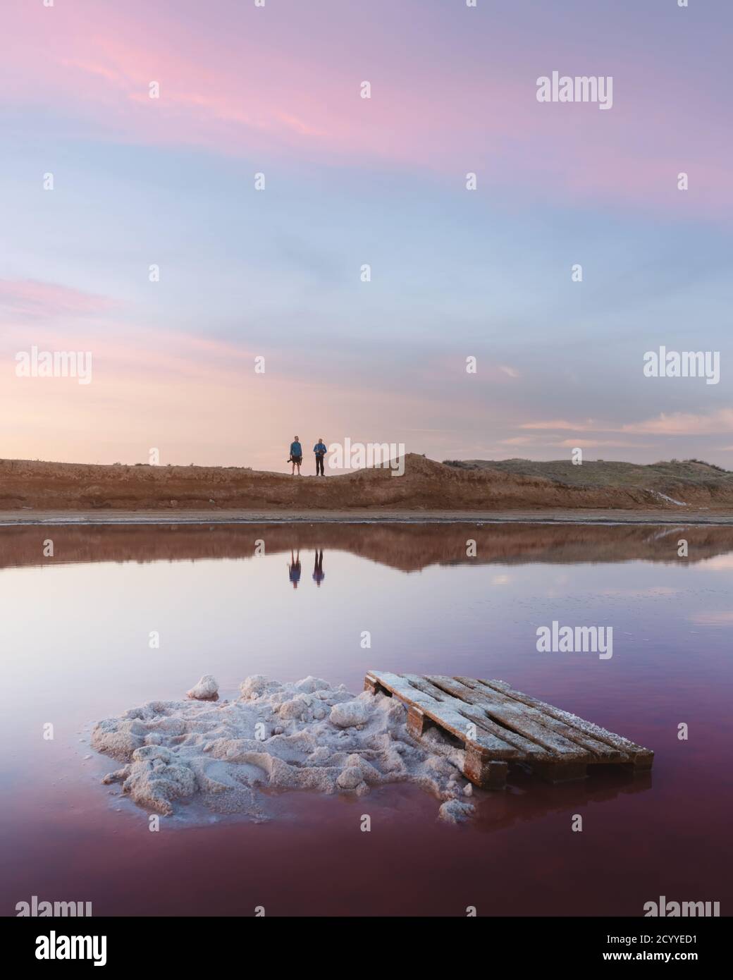 Salzkristalle in rosa Wasser Salzsee in der Ukraine, Europa. Zwei Fotografen im Hintergrund. Landschaftsfotografie Stockfoto