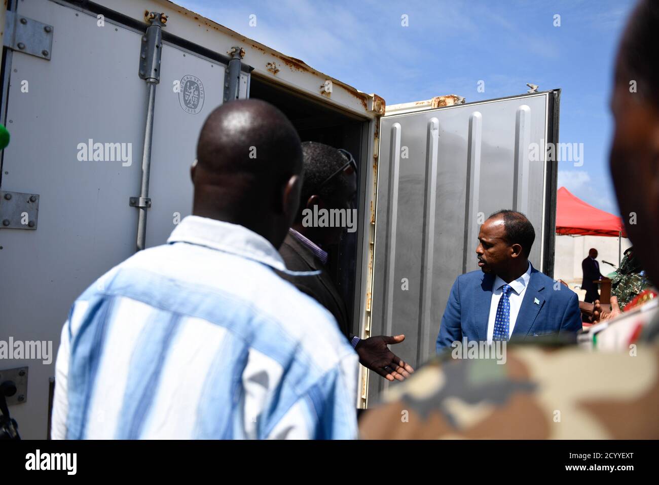 Somalias Verteidigungsminister Hassan Ali Mohamed bei der Übergabe von sechs Kühlcontainern an somalische Sicherheitskräfte am 12. Juni 2019 in Mogadischu. Stockfoto