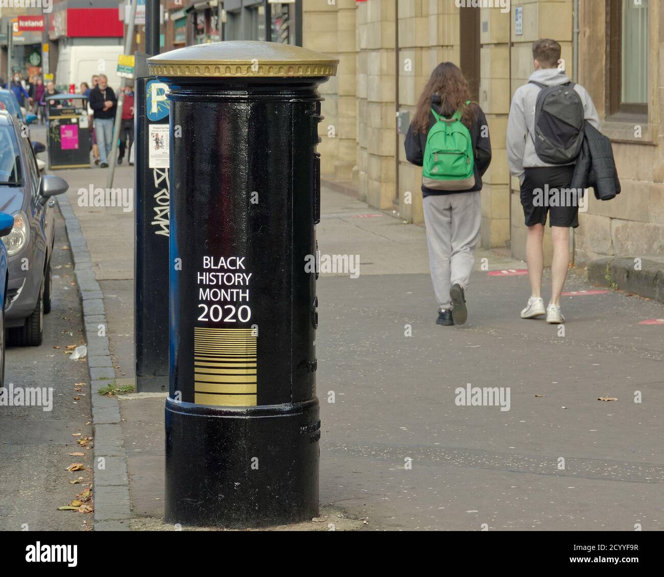 Glasgow, Schottland, UK,3. Oktober, 2020:BLM Postbox auf der byres Road im trendigen westlichen Ende der Stadt für den schwarzen Geschichtsmonat mit dem ersten schwarzen Spieler, der für Ranger spielt, Walter Tull . Quelle: Gerard Ferry/Alamy Live News Stockfoto