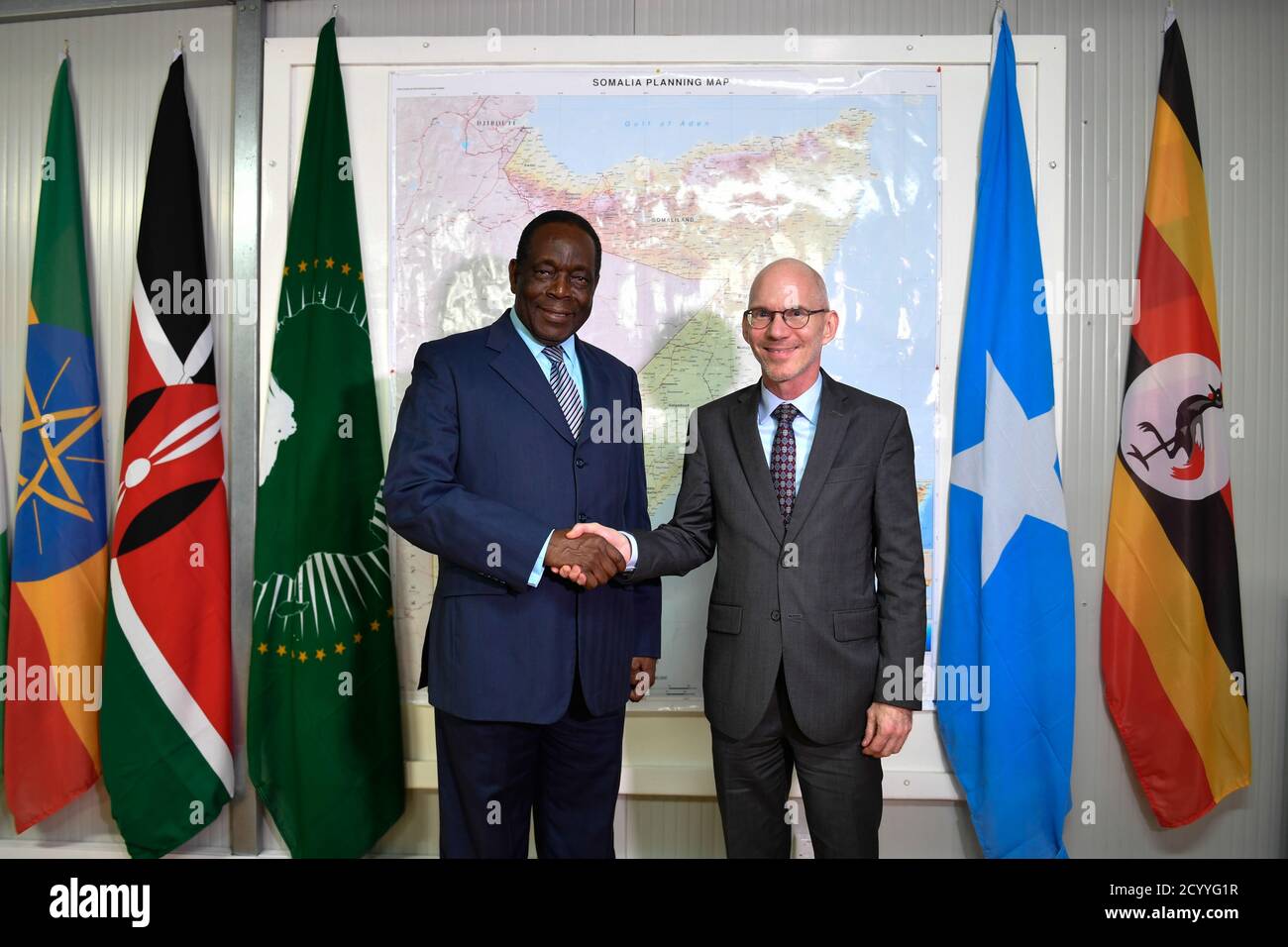 Am 25. Juni 2019 traf Botschafter Francisco Madeira, der Sonderbeauftragte der AU in Somalia, mit James Swan, dem neuen UN-Sonderbeauftragten in Somalia, zusammen. Die Tagung, die im Hauptquartier der AMISOM-Mission in Mogadischu stattfand, konzentrierte sich auf die politische Lage Somalias und die internationale Zusammenarbeit. Stockfoto