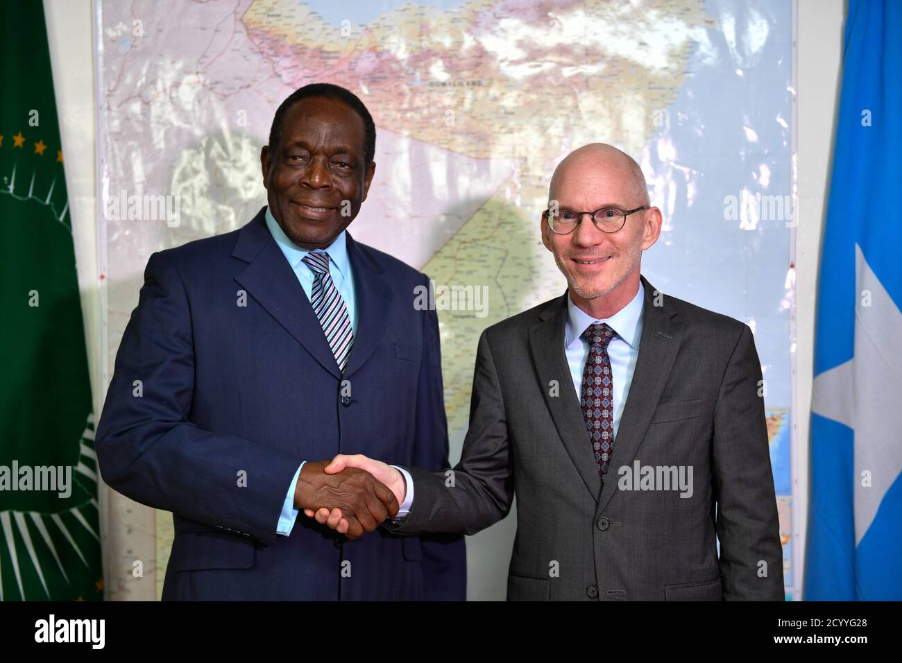 Botschafter Francisco Madeira (links), der Sonderbeauftragte des Vorsitzenden der AU-Kommission (SRCC) für Somalia, schüttelt nach einem Treffen am 25. Juni 2019 im AMISOM-Missionshauptquartier in Mogadischu die Hände mit James Swan, dem neuen Sonderbeauftragten des UN-Generalsekretärs für Somalia. Stockfoto