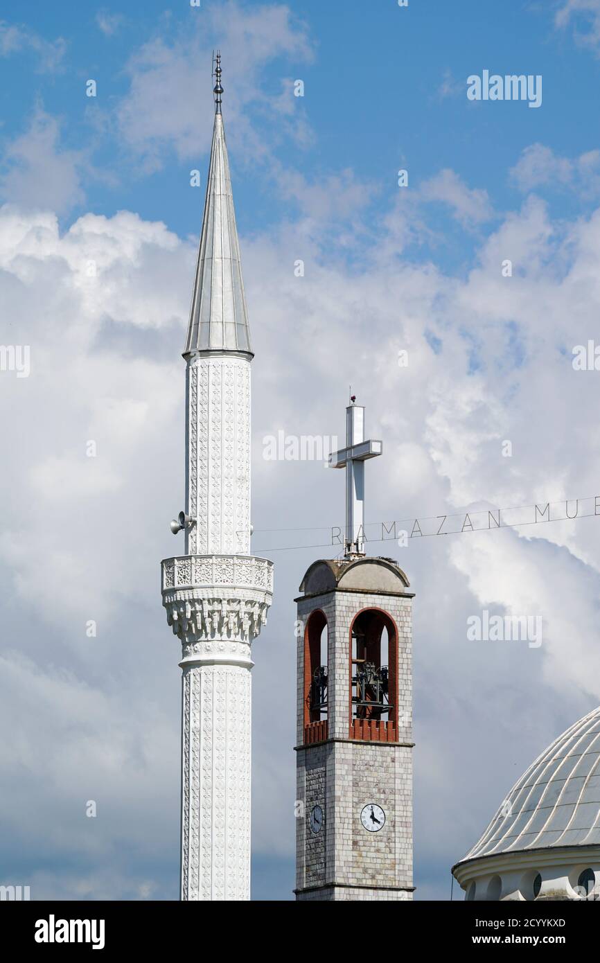 Shkodra, Albanien. Juni 2020. Blick auf die Kuppel und ein Minarett der zentralen Moschee Shkodra, auch EBU-Bekr-Moschee genannt, zwischen ihnen der Glockenturm der Franziskanerkirche. Quelle: Peter Endig/dpa-Zentralbild/ZB/dpa/Alamy Live News Stockfoto