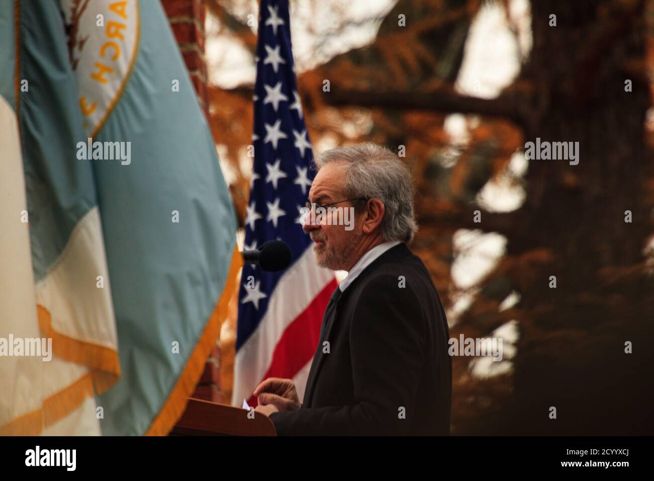Gettysburg, PA, USA - November 11. 2012: Der bekannte Filmregisseur Steven Spielberg spricht bei der jährlichen Veranstaltung zur Erinnerung an Lincoln's Address im Soldi Stockfoto