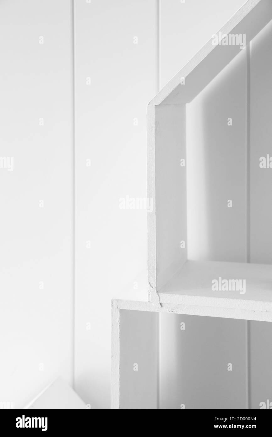 Abstrakt verical architektonischen Hintergrund mit weißen Holzregalen in der Nähe einer Wand, moderne Inneneinrichtung Hintergrund Stockfoto