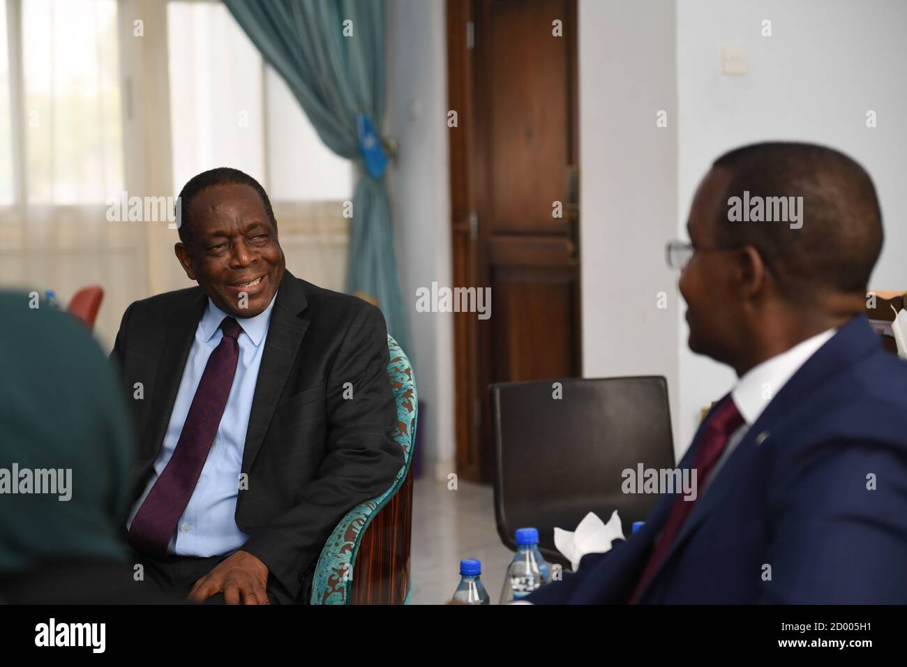 Am 28. November 2019 traf Botschafter Francisco Madeira, Sonderbeauftragter der Kommission der Afrikanischen Union (SRCC) für Somalia, im Hauptquartier der Banadir-Administration mit Bürgermeister Omar Mohamed Mohamud (Omar Filish) und dem Gouverneur der Region Banadir zusammen. Im Mittelpunkt der Aussprache standen die regionale Zusammenarbeit und Entwicklung in Somalia. Stockfoto
