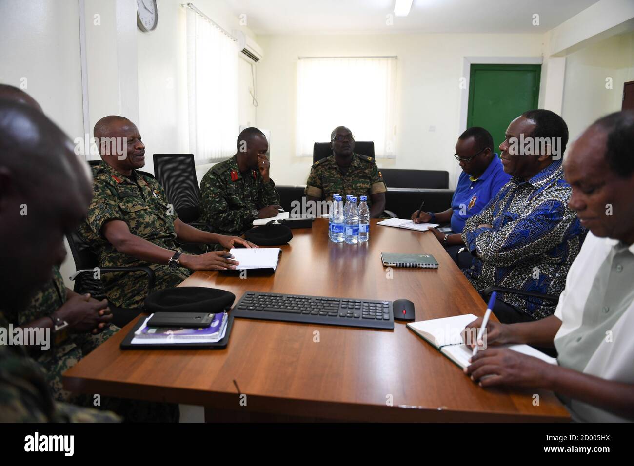 Botschafter Francisco Madeira, Sonderbeauftragter des Vorsitzenden der Kommission der Afrikanischen Union, traf sich am 30. November 2019 mit dem stellvertretenden Leiter der Verteidigungskräfte Ugandas, Generalleutnant Wilson Mbadi, und hochrangigen AmISOM-Beamten im Hauptquartier der AMISOM-Mission in Mogadischu. Auf der Sitzung wurden Sicherheitsfragen in Somalia erörtert. Stockfoto