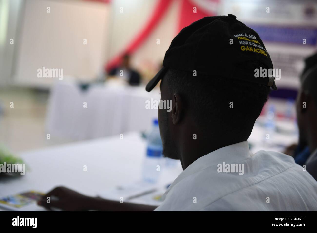 Die Teilnehmer nehmen am 9. Dezember 2019 an einer zweitägigen Schulung für die zuständigen Behörden der Bundesregierung Somalias im SYL Hotel in Mogadischu Teil. Stockfoto