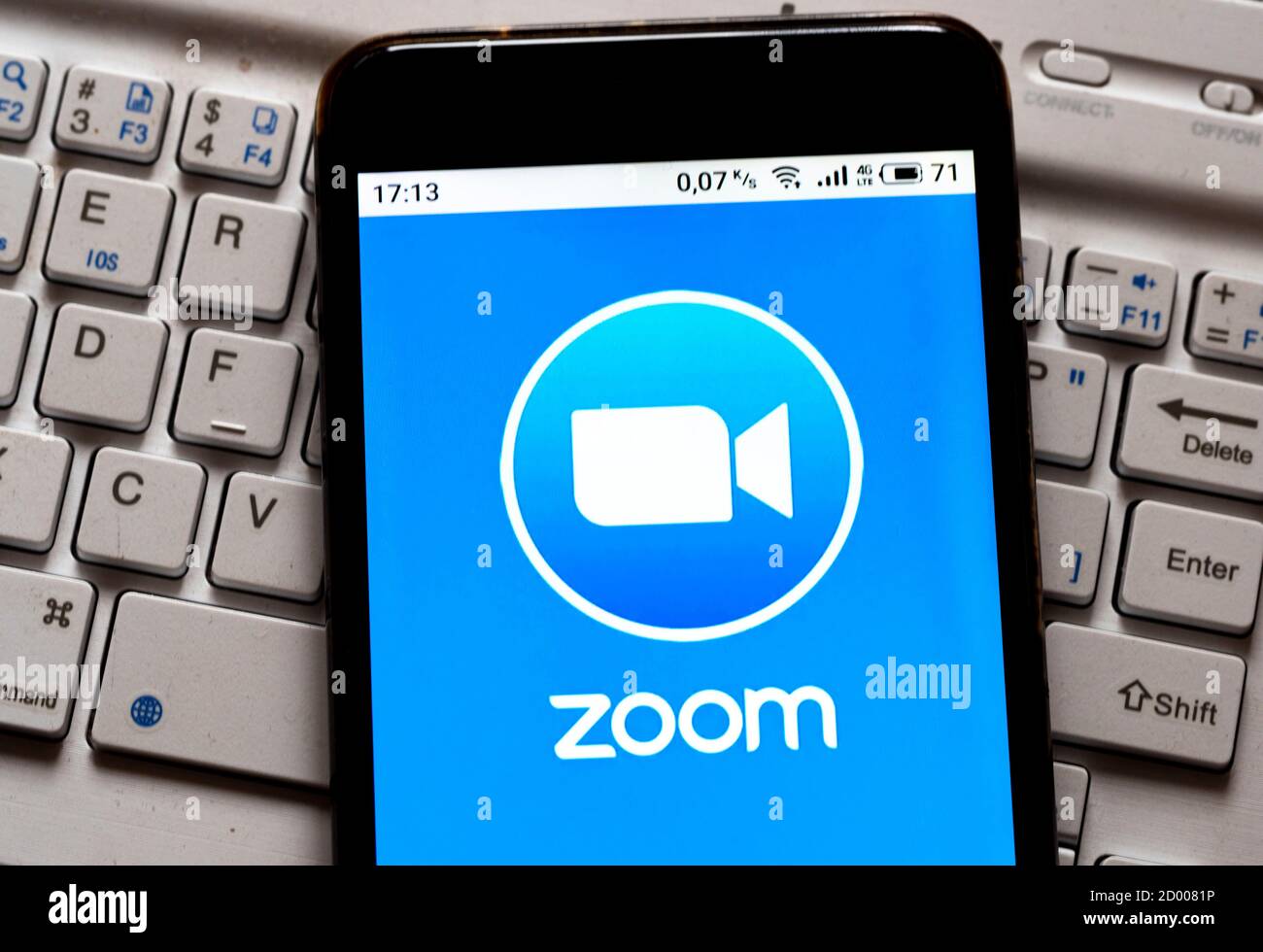 Ukraine. Oktober 2020. In dieser Abbildung wird ein ZOOM Cloud Meetings Appliance by ZOOM Logo auf einem Smartphone angezeigt. Kredit: Igor Golovniov/SOPA Images/ZUMA Wire/Alamy Live Nachrichten Stockfoto