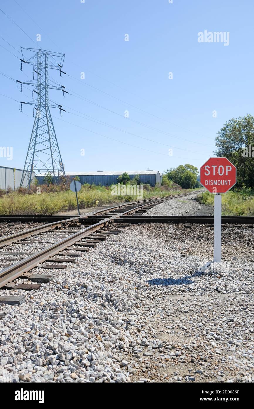 CSX railroad Warnschild Signalisierung zu stoppen und Abbauen in der Nähe Abstand an einer Kreuzung auf ein Abstellgleis in Montgomery Alabama, Vereinigte Staaten. Stockfoto