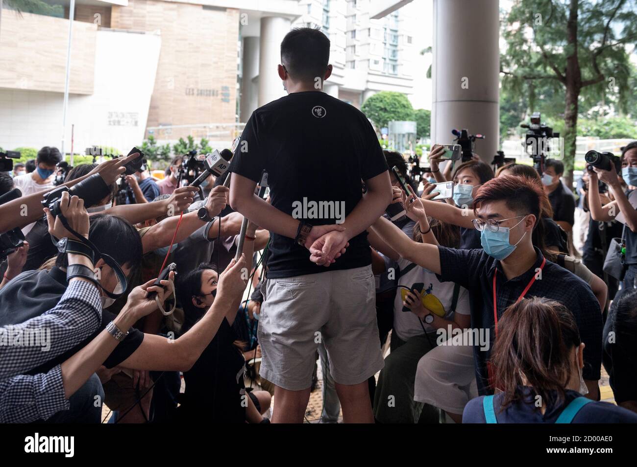 Der Hongkonger Aktivist Joshua Wong spricht mit der Presse, als er die Eastern Law Courts in Hongkong verlässt. Die pro-demokratischen Aktivisten Joshua Wong erschienen vor Gericht, weil sie gegen das Maskenschutzgesetz verstoßen und angeblich an einer unerlaubten Versammlung im Oktober 2019 teilgenommen haben. Stockfoto