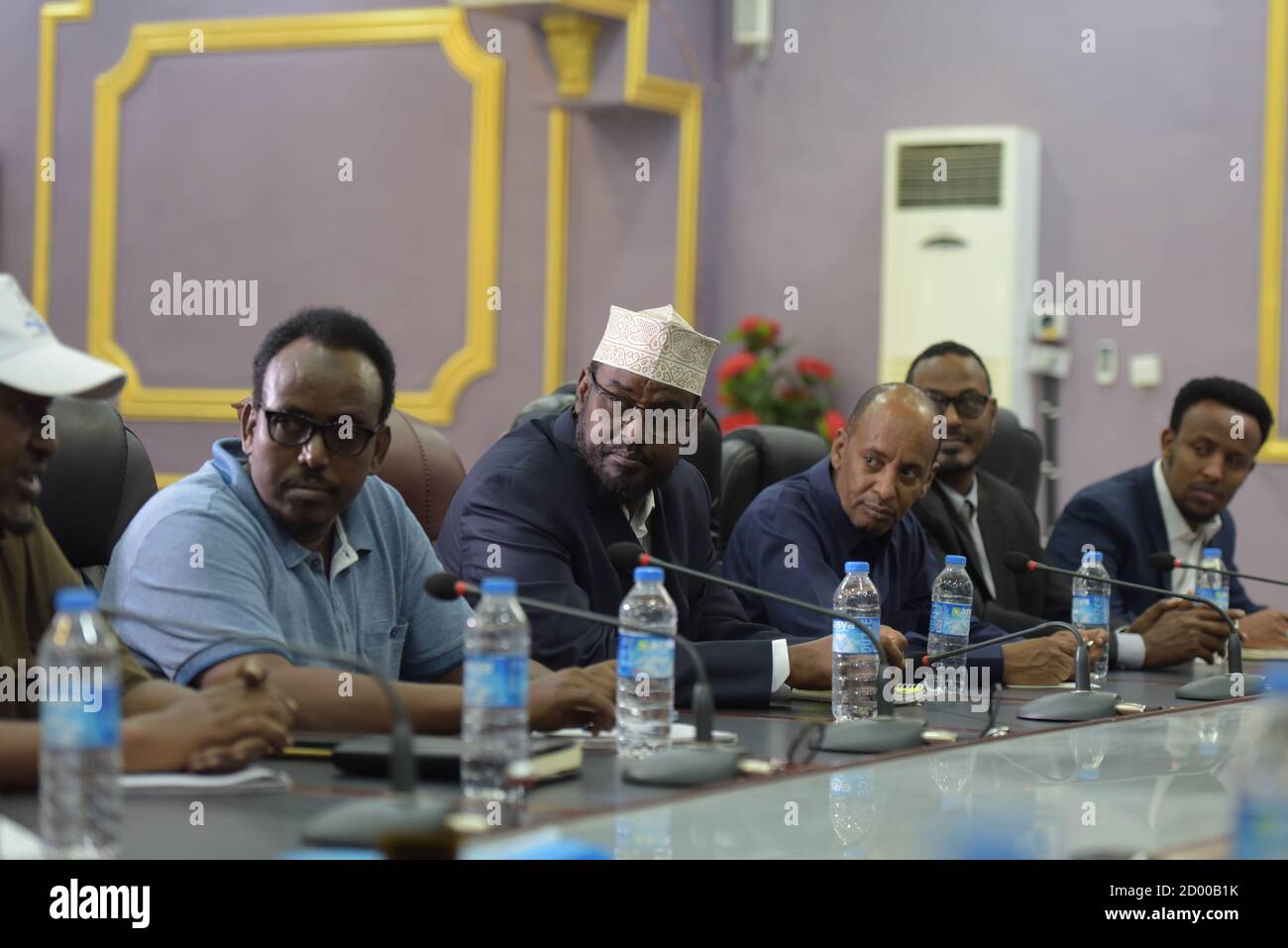 Ahmed Mohamed Islam, Präsident der Jubbaland-Regierung, spricht am 29. Oktober 2018 bei einem Treffen mit Nicholas Haysom (rechts), dem Sonderbeauftragten des UN-Generalsekretärs für Somalia, zusammen mit Botschafter Francisco Madeira, dem Sonderbeauftragten des Vorsitzenden der Kommission der Afrikanischen Union (SRCC) für Somalia, Kismayo, Somalia. UN Photo / Omar Abdisalan Stockfoto