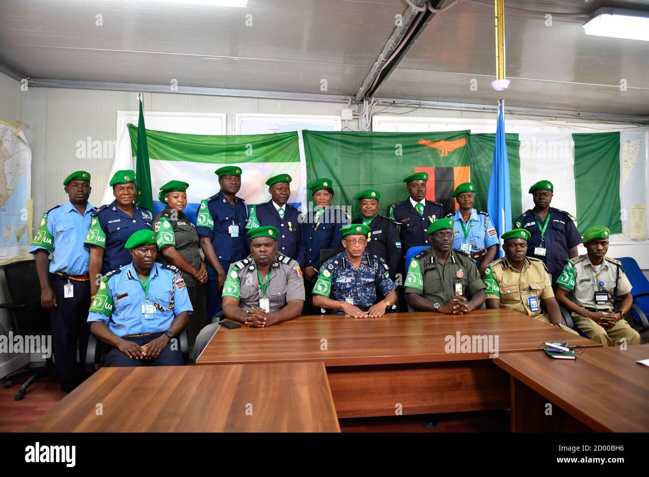 Am 15. Januar 2020 posierten Polizisten der AMISOM für ein Gruppenfoto nach einer Medaillenverleihung in Mogadischu, um den Abschluss einer einjährigen Dienstreise in Somalia anzuerkennen. Stockfoto
