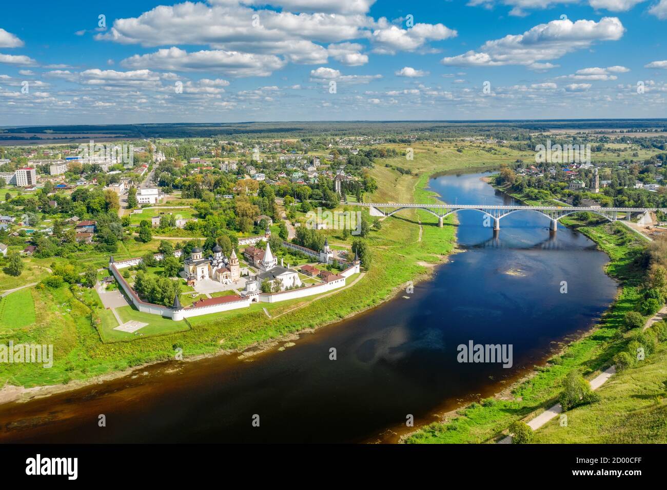 Der Blick von der Höhe der Stadt staritsa Und das Kloster der Heiligen Dormition am Ufer des Wolga Stockfoto