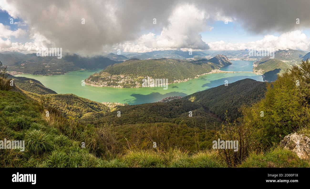 Panoramablick auf den Luganersee. Am gegenüberliegenden Ufer die Stadt Morcote im Tessin, Circolo di Carona, Schweiz Stockfoto