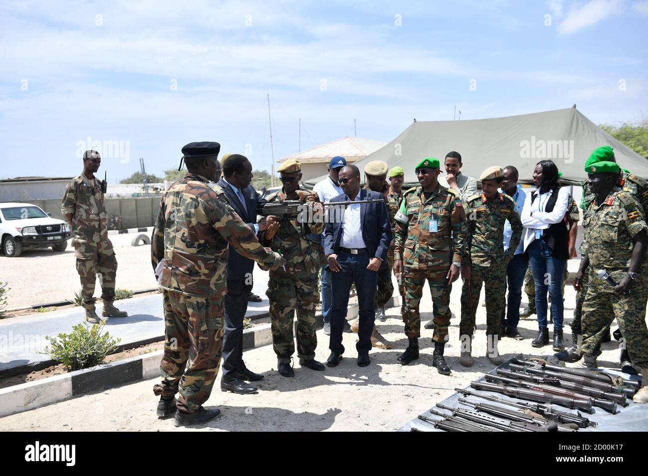Der Leiter der Mission der Afrikanischen Union in Somalia, Botschafter Francisco Madeira (mit Krawatte), übergibt am 27. Februar 2020 in Mogadischu die gefangenen Waffen an den Leiter der SNA Armoury General Hassan Sheikh Abdisamad. Stockfoto