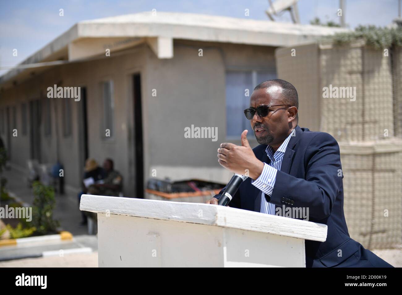 Der Nationale Sicherheitsberater des Präsidenten Somalias, Abdi Said Muse Ali, spricht bei der Übergabe der gefangenen Waffen an die somalische Bundesregierung (FGS) am 27. Februar 2020 in Mogadischu. Stockfoto