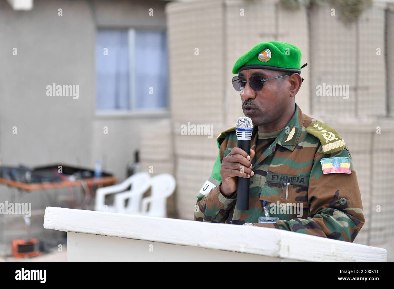 Der Befehlshaber der AMISOM-Streitkräfte, LT. General Tigabu Yilma, spricht während der Übergabe der gefangenen Waffen an die somalische Bundesregierung in Mogadischu am 27. Februar 2020. Stockfoto