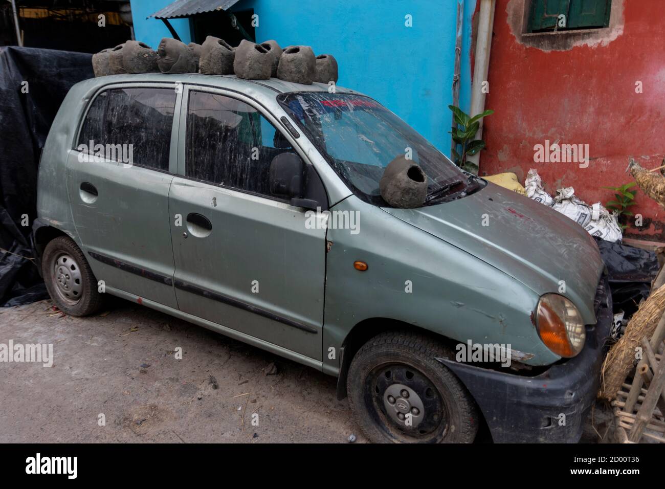 Gesichter von Devi Durga, die über dem trocken gehalten werden Schuppen eines Autos Stockfoto