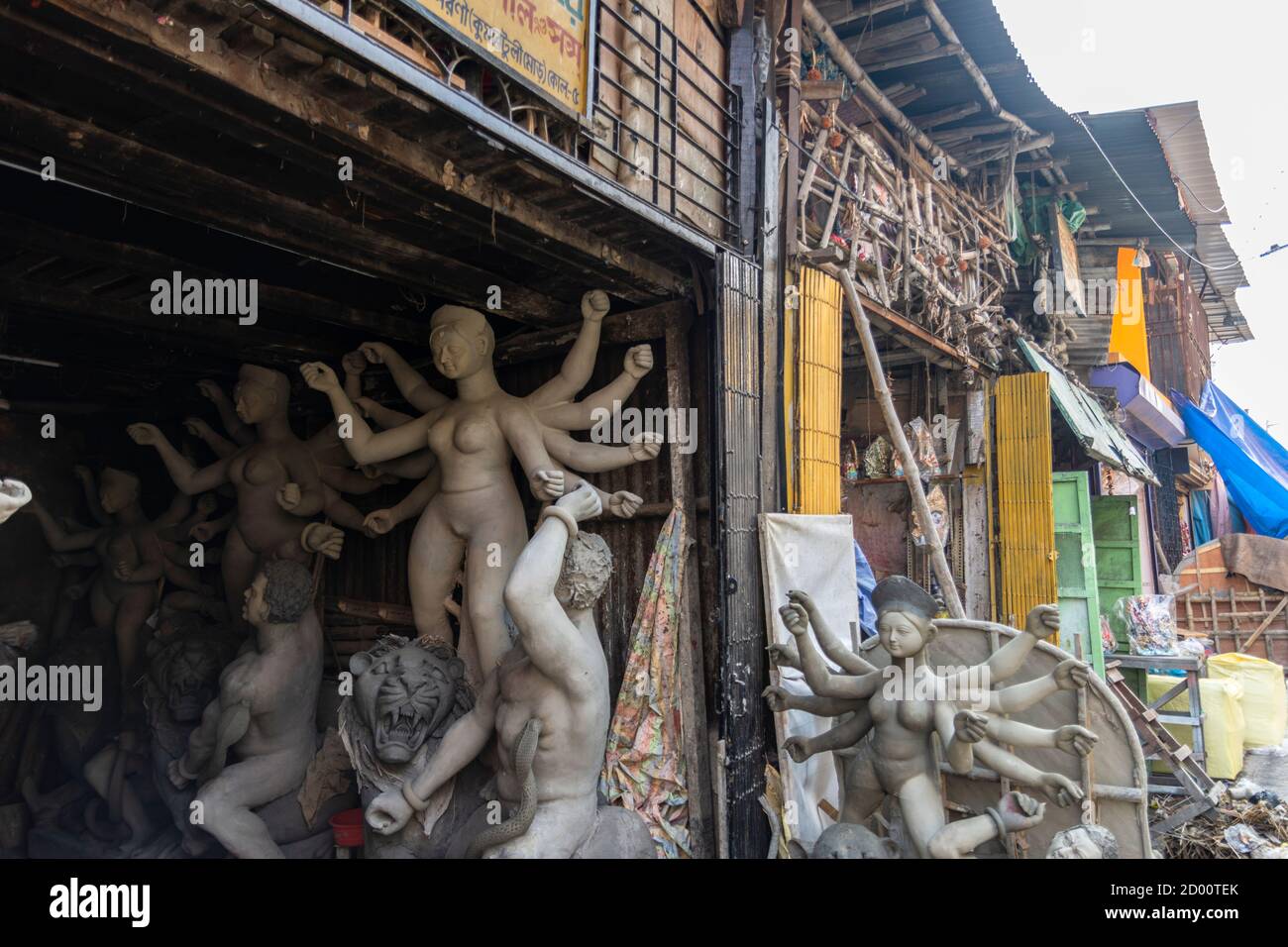 Durga Idole, die für das größte Festival von Westbengalen in der Gegend von Kumartuli vorbereitet werden, das auch als die Töpfernabe von Kalkutta bekannt ist Stockfoto