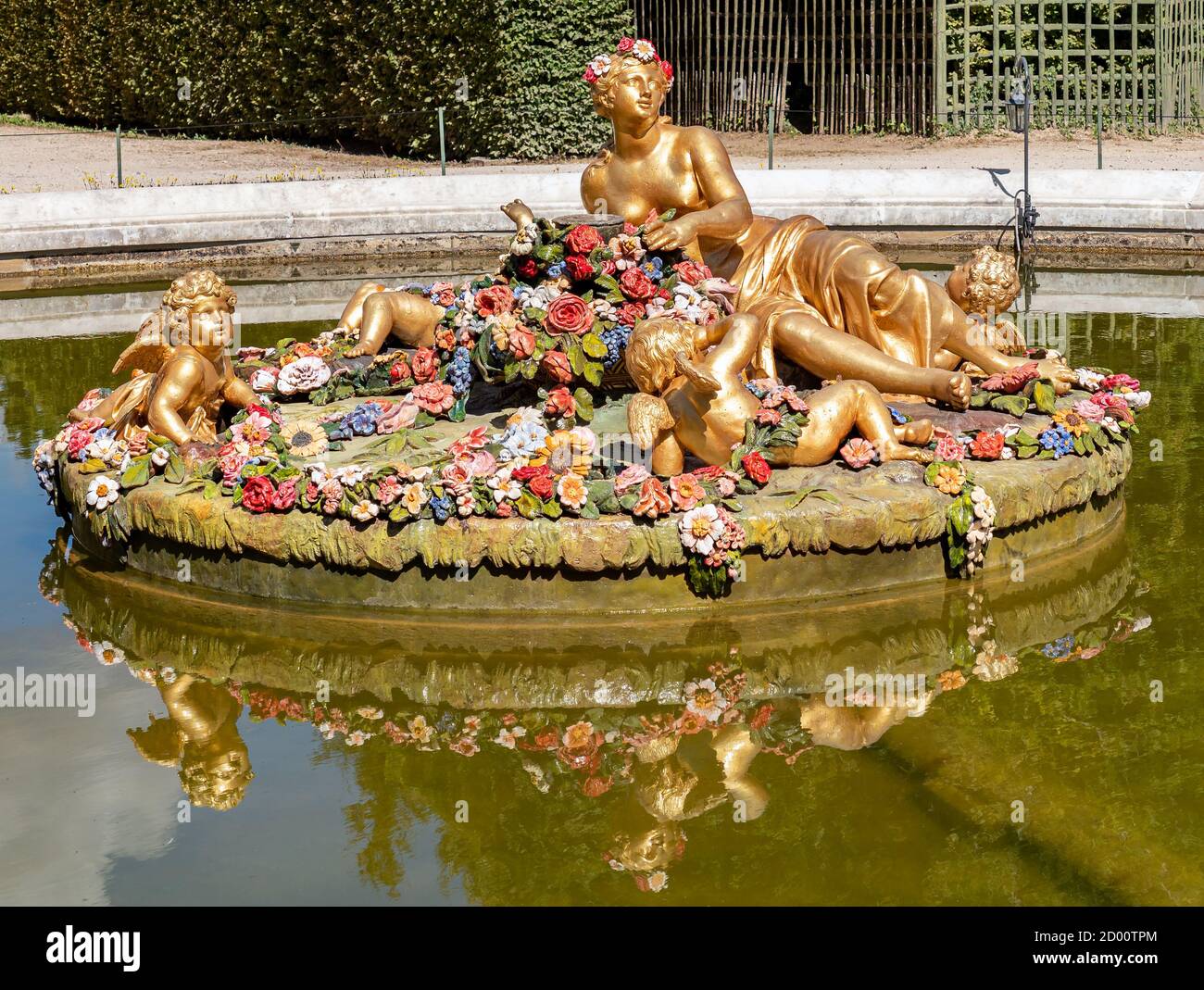 Flora-Brunnen (oder Springbrunnen) in den Gärten von Chateau de Versailles. Stockfoto
