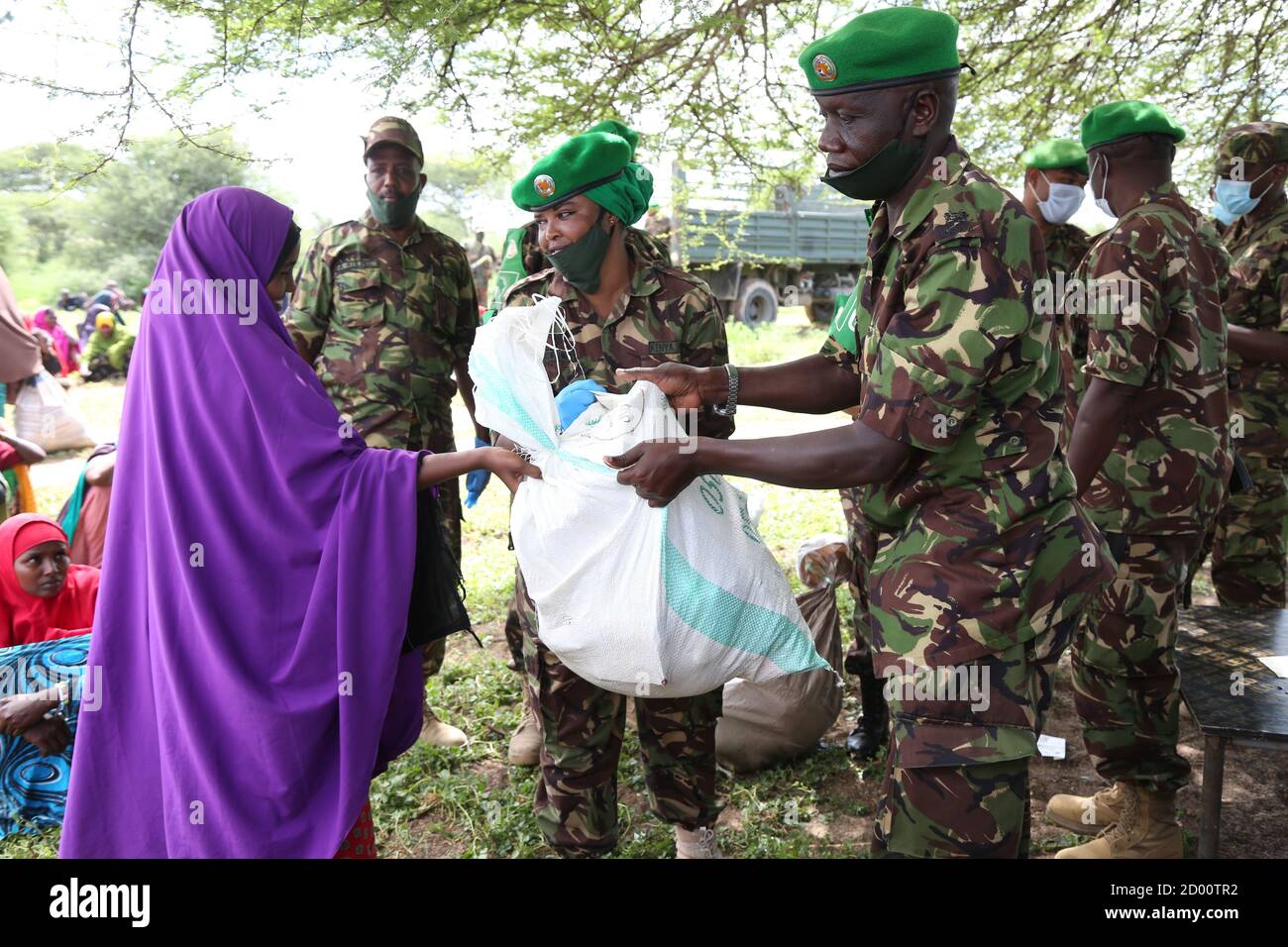 Kenianische Soldaten, die unter der Mission der Afrikanischen Union in Somalia (AMISOM) dienen, verteilen Hilfslebensmittel an gefährdete Familien in Dhobley, der Region Unterjubba in Somalia, zum Ende des heiligen Monats Ramadan am 20. Mai 2020. Stockfoto