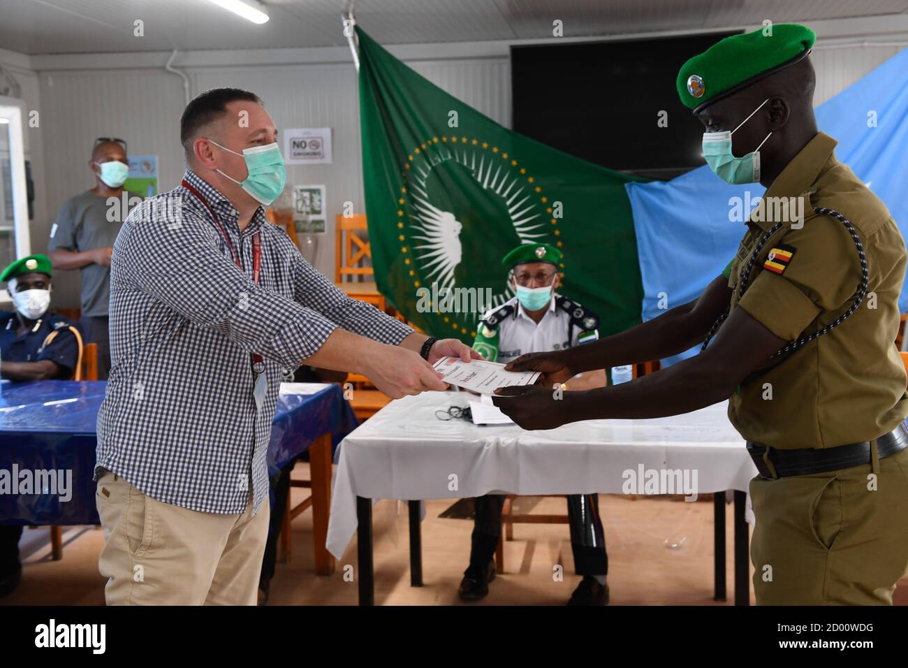 Der United Nations Mine Action Service (UNMAS), stellvertretender Projektleiter Borys Pokalyuk, überreicht am 12. Juni 2020 bei der Abschlusszeremonie des Vehicle Checkpoint Training für AMISOM-Polizeibeamte in Mogadischu ein Zertifikat an einen AMISOM-Polizeibeamten. Stockfoto