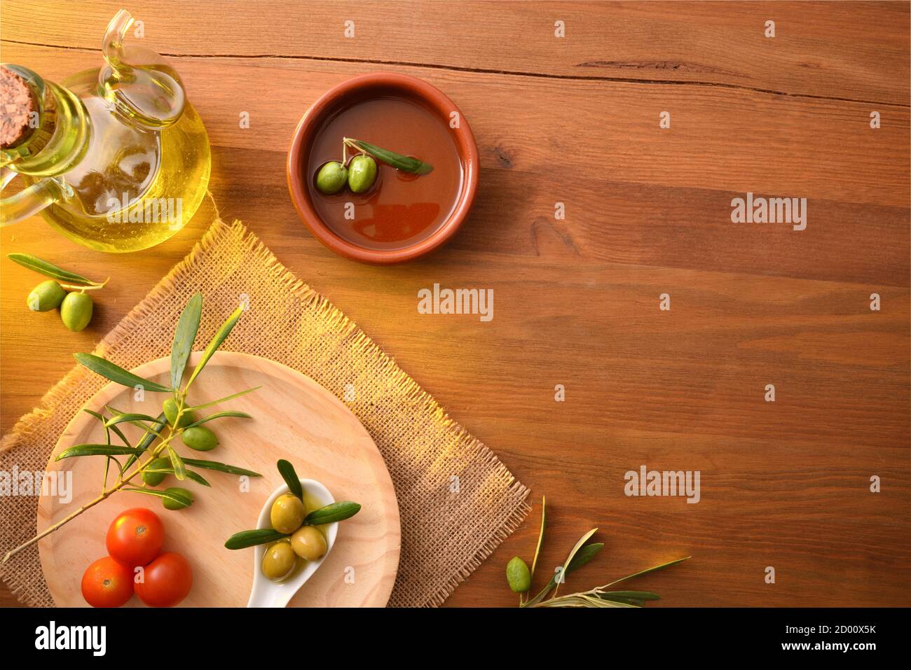 Olivenöl in Behältern mit Oliven auf Holz rustikalen Küchentisch. Draufsicht. Stockfoto