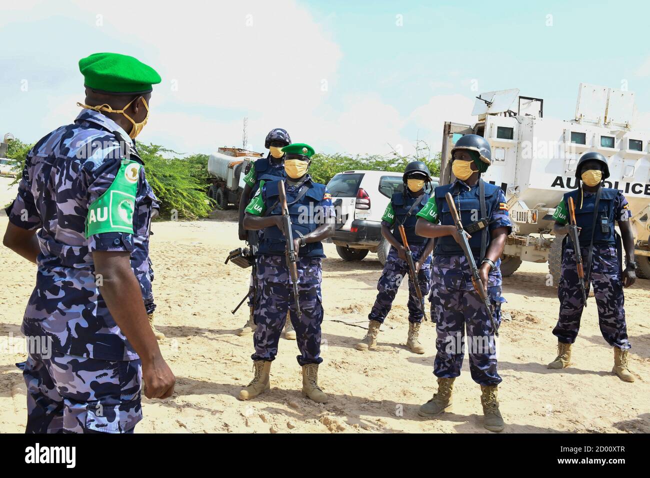 Andrew Kaggwa, der leitende Polizeikommissar der Uganda Formierten Polizeieinheit (UPFU), der unter der Mission der Afrikanischen Union in Somalia (AMISOM) tätig ist, unterstellt einige der Offiziere vor dem Einsatz am 14. August 2020. Stockfoto