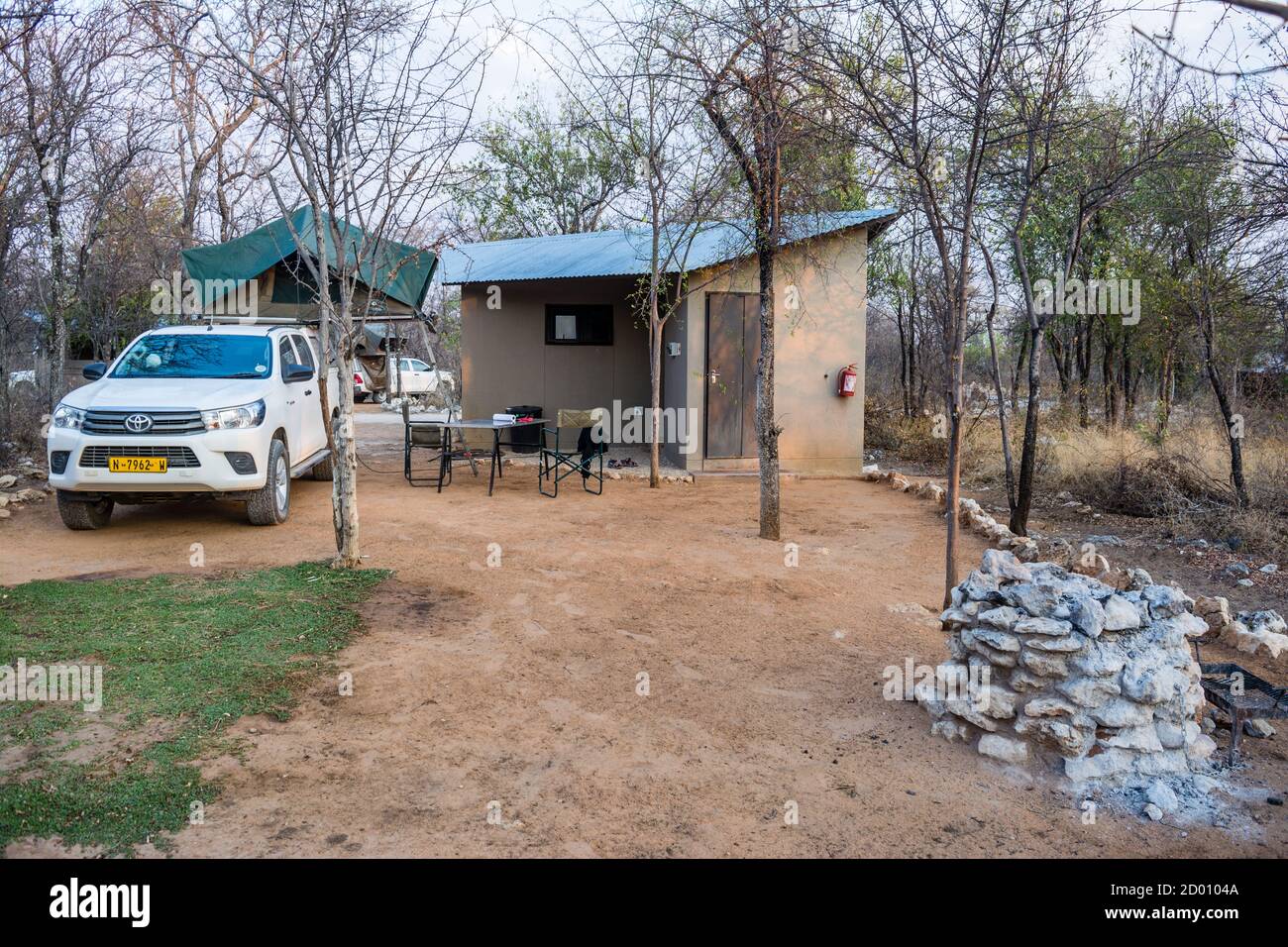 Camping, Dachzelt 4x4 Auto, Onguma Campingplatz, Namibia, Afrika Stockfoto