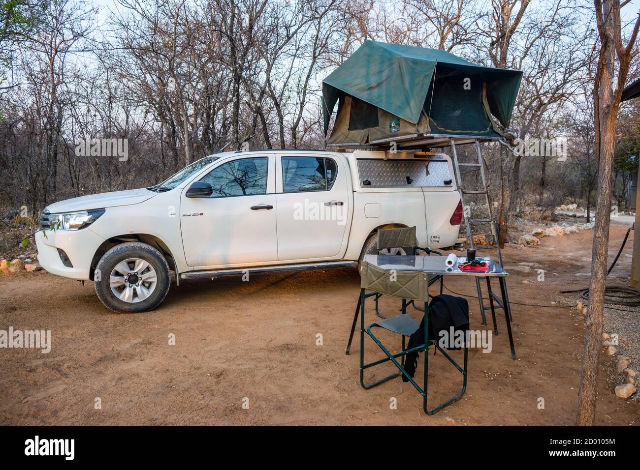 Camping, Dachzelt 4x4 Auto, Onguma Campingplatz, Namibia, Afrika  Stockfotografie - Alamy
