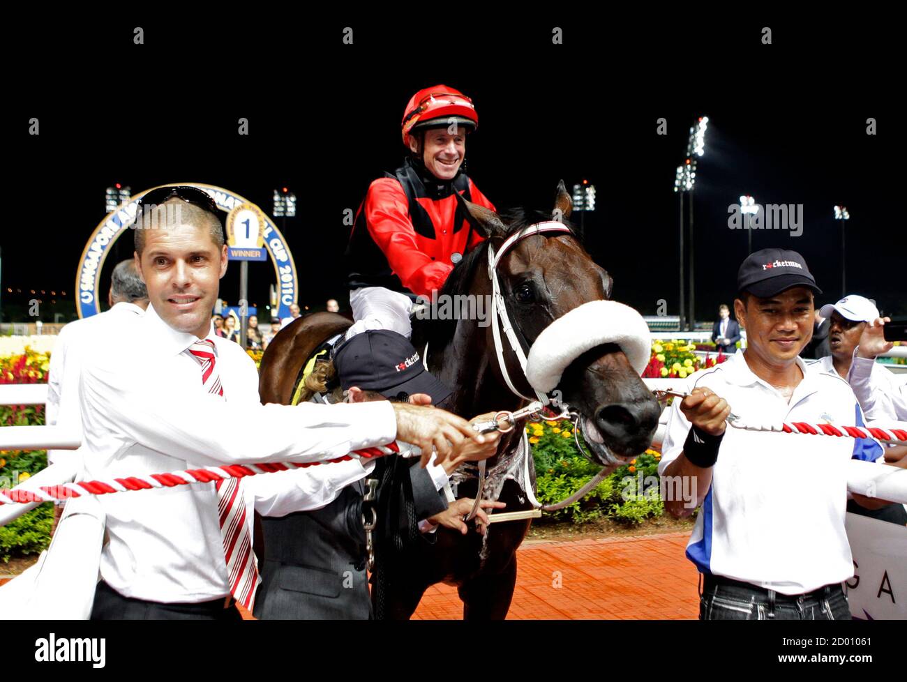 Jockey Felix Coetzee C Feiert Nach Reitpferd Rocket Man Von Singapur Zum Sieg Uber Die Ziellinie Im Krisflyer International Horse Sprintrennen Im Singapore Turf Club 22 Mai 2011 Reuters Tim Chong Singapur