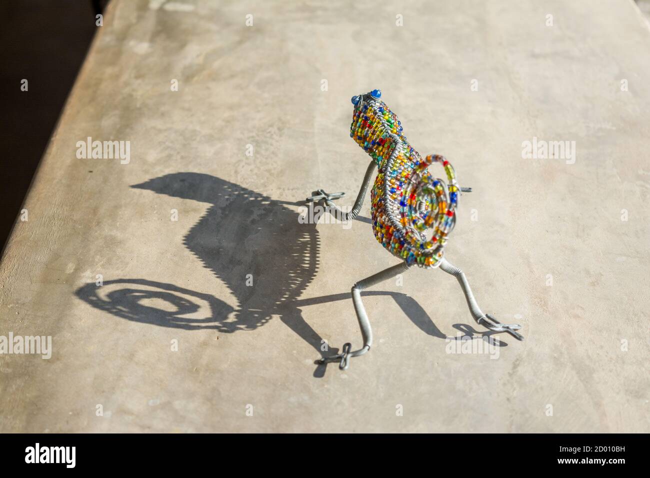 Dekorative Figur eines Chamäleons mit Sonnenschatten, Onguma Campingplatz, Namibia, Afrika Stockfoto
