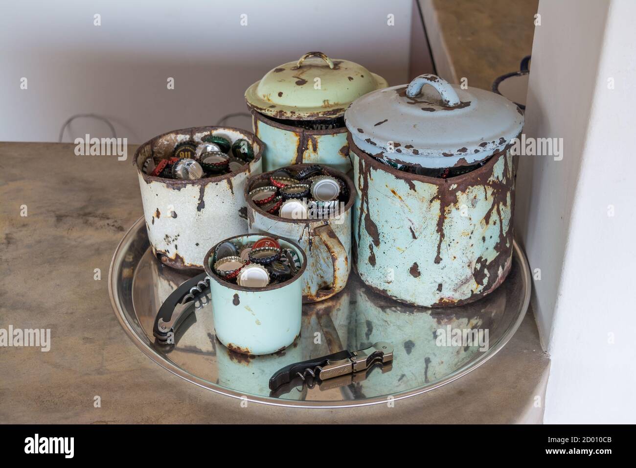 Alte Küchen Utensilien, verwendet für Store Flaschenverschlüsse, Onguma Campingplatz, Namibia, Afrika Stockfoto