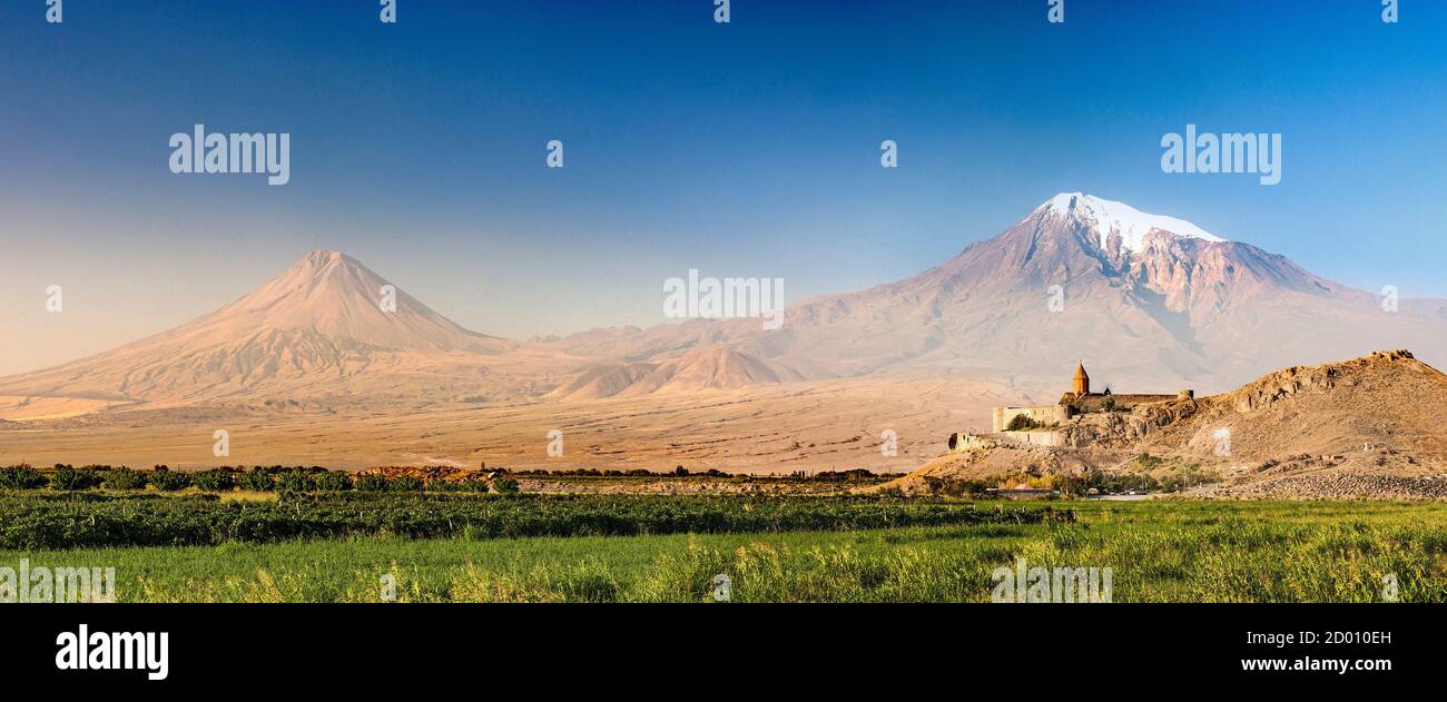 Panoramablick auf das Kloster Khor Virap in Armenien und den Berg Ararat in der Türkei. Stockfoto