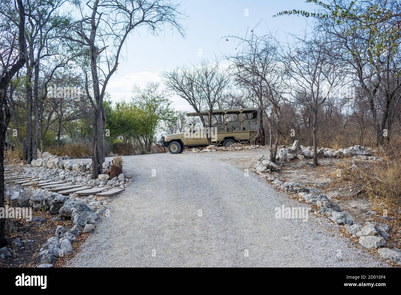 safarikauto, Landcruiser, geparkt am Haupteingang, Onguma Campingplatz, Namibia, Afrika Stockfoto