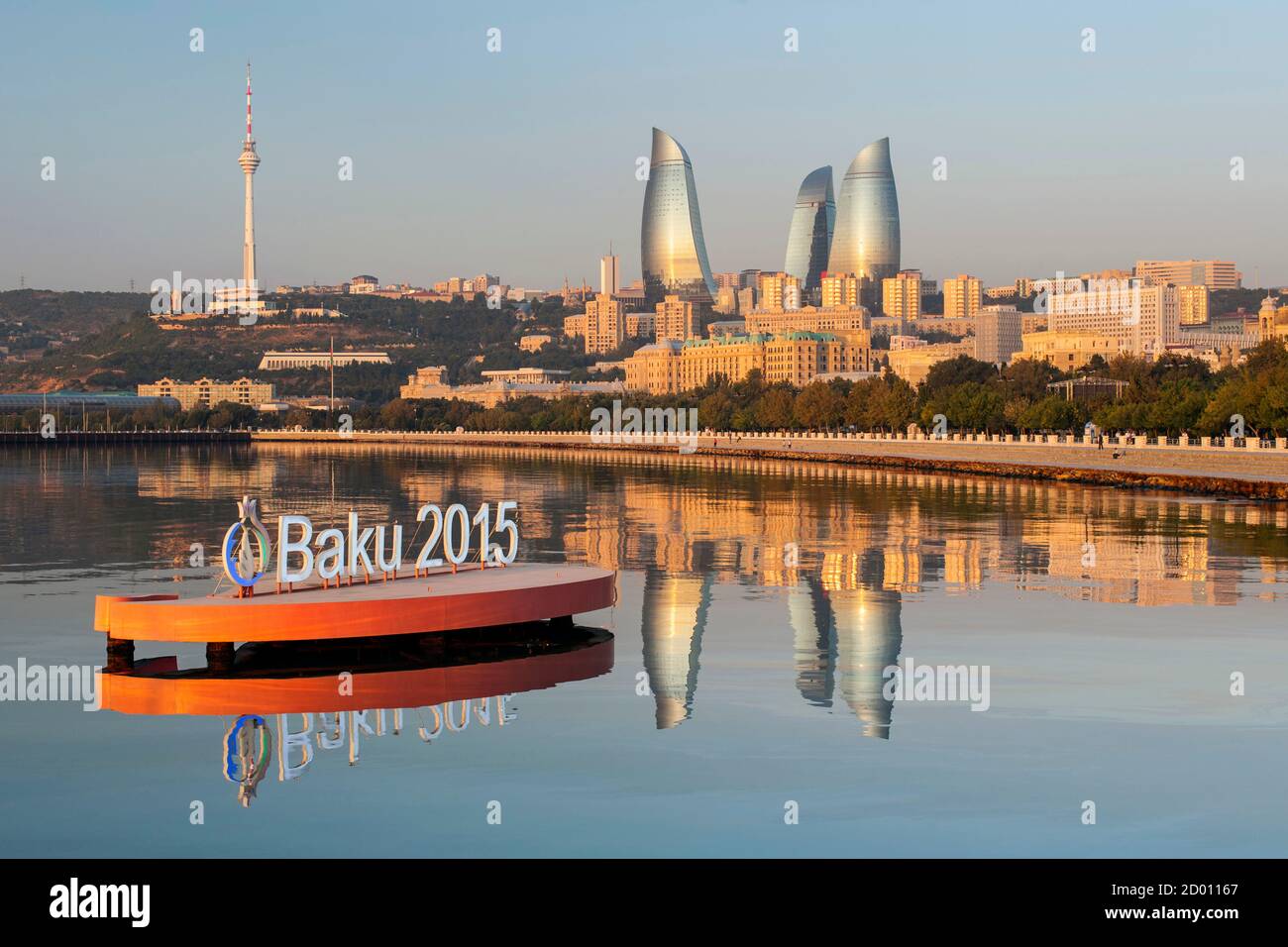 Bucht von Baku und die Skyline von Baku in der Morgendämmerung. Das Zeichen ist, markieren Sie den European Games in Baku im Juni 2015 statt. Stockfoto