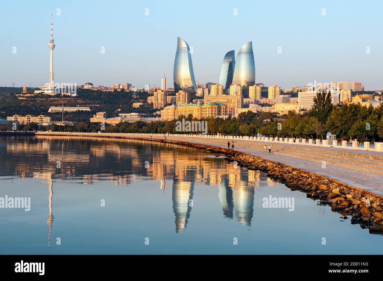 Baku Bay und die Skyline von Baku und die Promenade im Morgengrauen. Stockfoto