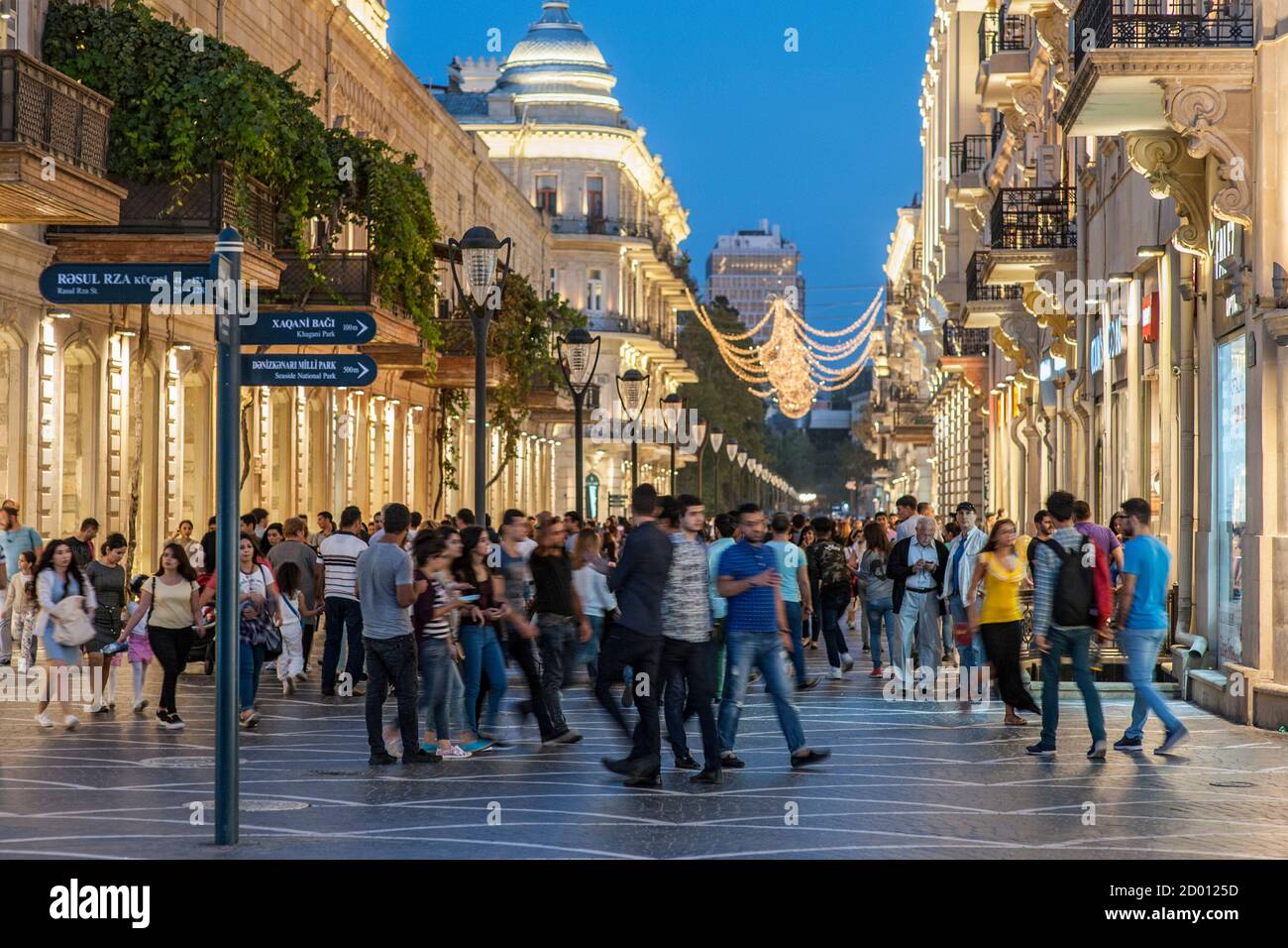 Fußgänger auf Nizami Straße im zentralen Baku. Die Straße ist nach klassischen Dichter Nizami Ganjavi benannt. Stockfoto