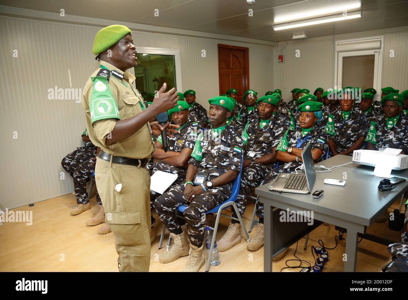 Am 23. April 2018 hielt Abilu Martin Ernest, stellvertretender Polizeikommissar der AMISOM, eine Rede während der Einführungsschulung für neu entsandte Sierra Leone FPU-Offiziere in Kismayo, Somalia. Stockfoto